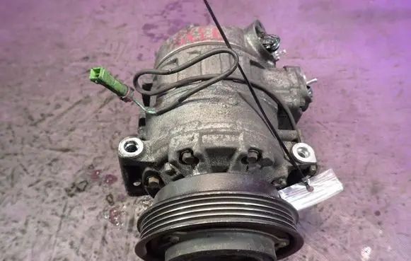 Volkswagen PASSAT B5.5 Air conditioning (A/C) compressor (pump) 8d0260808