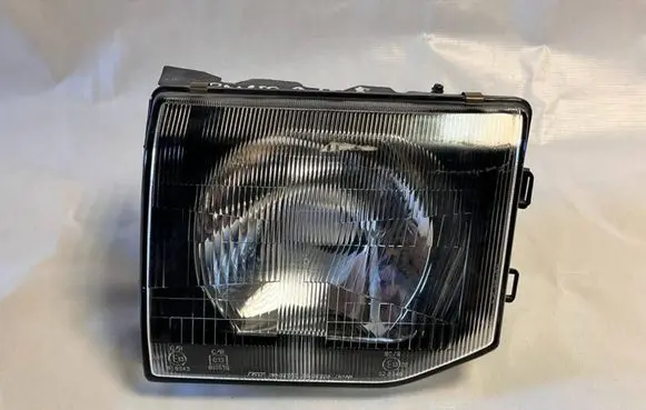 Mitsubishi Pajero Headlight/headlamp 11037747 11037758