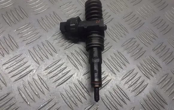 Volkswagen PASSAT B6 Fuel injector 038130073AG