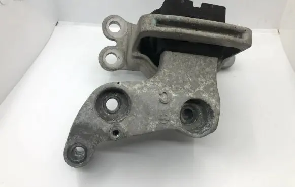 Nissan X-Trail T32 Engine mounting bracket 11211 112114BA0A