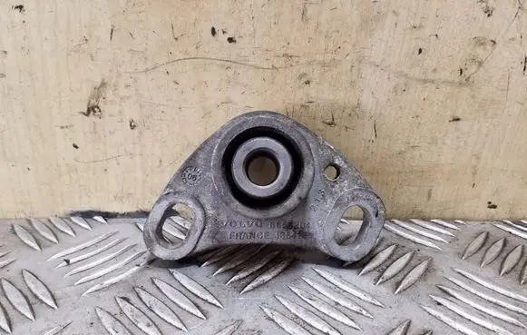 Volvo XC90 Engine mount bracket 8666204