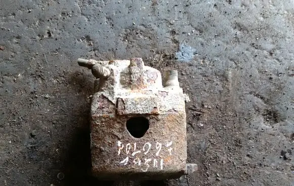 Front brake caliper