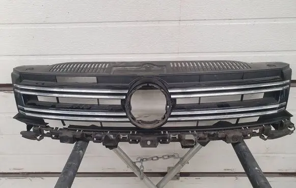 Volkswagen Tiguan Front bumper upper radiator grill 5N0853651j