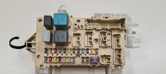 Toyota Corolla Verso AR10 Fuse module 892210F010