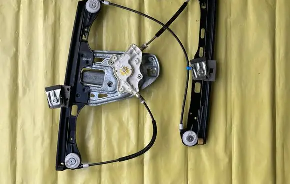 Mercedes-Benz C W203 Front door window regulator motor A2118201842 A2037202946