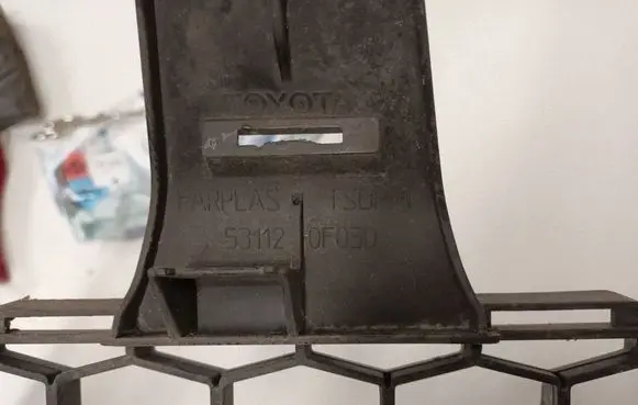 Toyota Corolla Verso AR10 Front bumper lower grill 531120F030