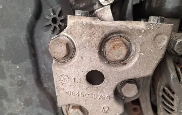 Peugeot 407 Engine mounting bracket 9645030780