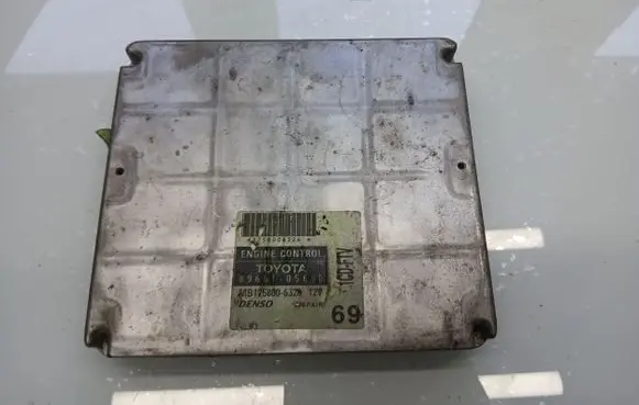 Toyota Avensis T250 Engine control unit/module 8966105690 MB1758006328