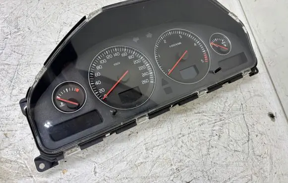 Volvo V70 Speedometer (instrument cluster) 30746102