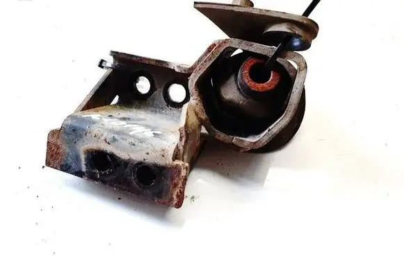 Lexus RX 300 Engine mount bracket