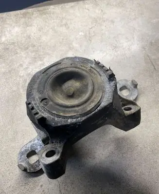 Volvo V50 Engine mount bracket 326B26 3M516F012