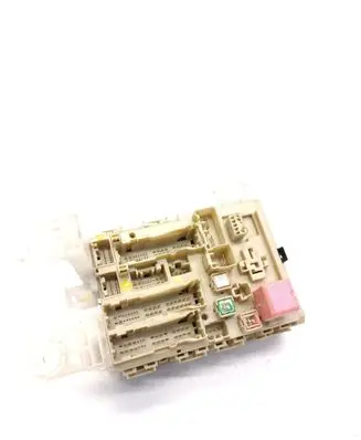 Toyota Avensis T270 Fuse module 8273005680 51461H20 291711K07