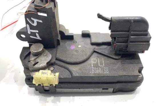 Opel Zafira B Rear door lock 13210738