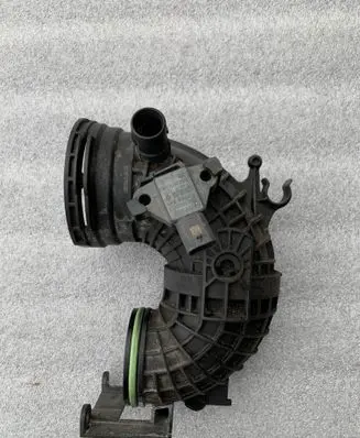 Seat Leon (5F) Turbo air intake inlet pipe/hose 04E145641