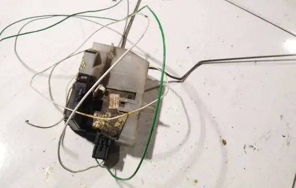 Renault Thalia I Rear door lock 