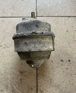 Volvo V70 Engine mount bracket