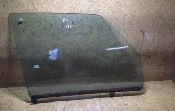 Mercedes-Benz W123 Front door window glass four-door 