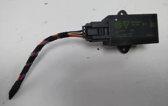 Volkswagen Touran I Seat heating relay 7L0959772