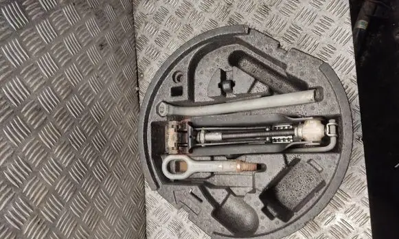Skoda Octavia Mk2 (1Z) Tool set 1z0012115