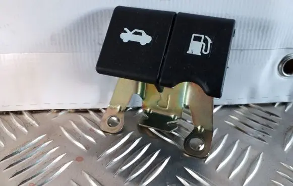 Nissan Juke I F15 Engine bonnet (hood) release handle