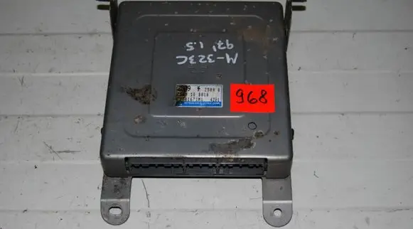 Mazda 323 Engine control unit/module E2T81671M1