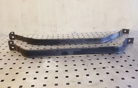 Fuel tank mounting bracket