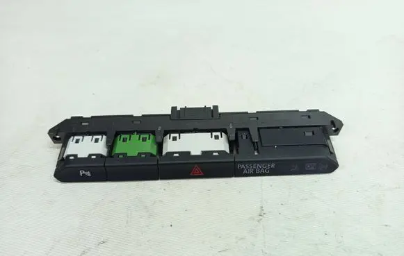 Volkswagen PASSAT B8 Hazard light switch 3G0927132A