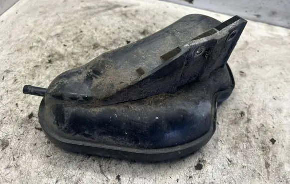 Audi A4 S4 B7 8E 8H Vacuum air tank 8D0131541