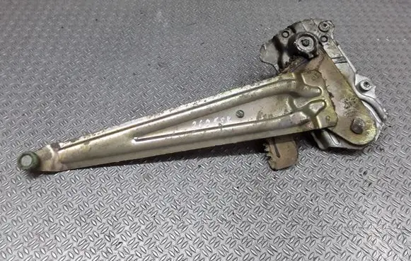 Rear door manual window regulator