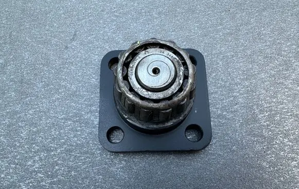 Nissan Patrol 160 Front wheel hub spindle knuckle 4060044001 40215P0100 4060344000
