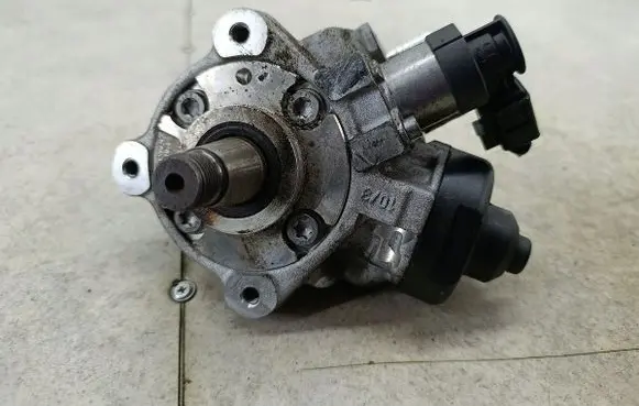 Volkswagen Golf VI Fuel injection high pressure pump 