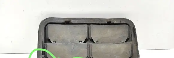 Quarter panel pressure vent