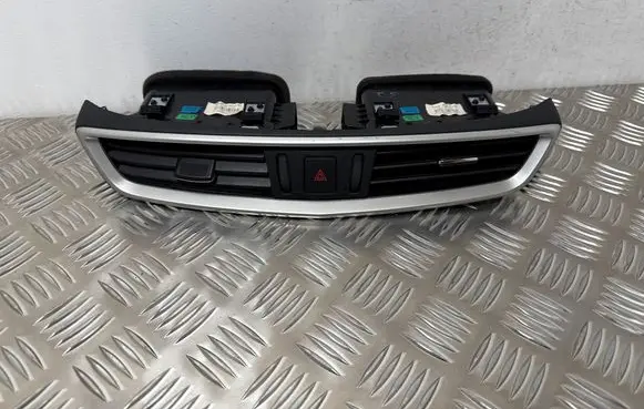 Nissan Qashqai Dash center air vent grill PG05LZ08 687504EA0A 30490054
