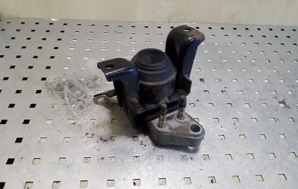 Toyota Corolla Verso E121 Engine mount bracket