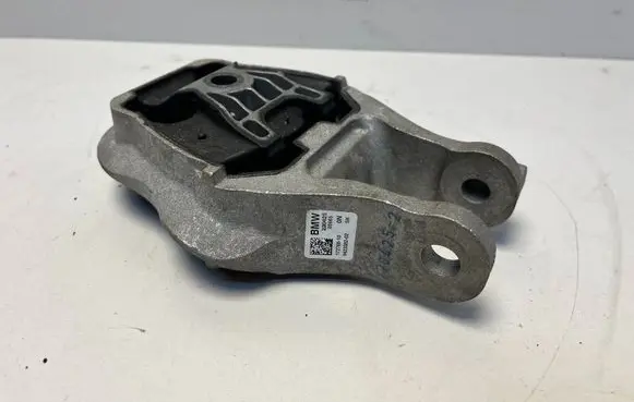 Engine mounting bracket