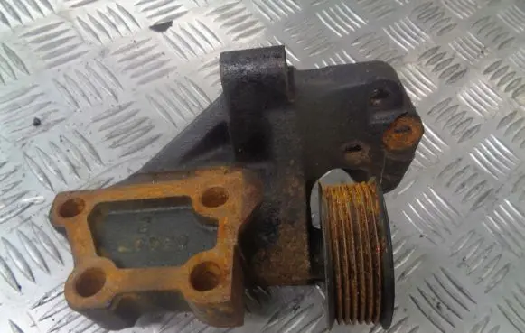 Toyota RAV 4 (XA20) Engine mounting bracket 12315-26020