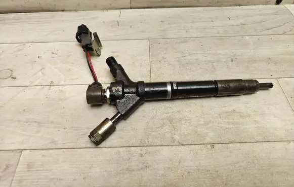 Toyota Avensis T250 Fuel injector 236700R040