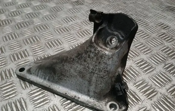 BMW 5 E60 E61 Engine mounting bracket 6761149