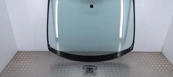 Peugeot 5008 Front windscreen/windshield window 