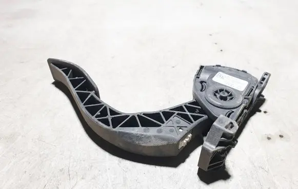 Accelerator throttle pedal