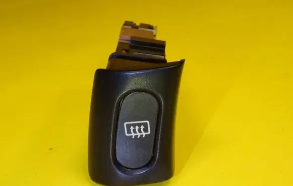 Nissan Serena Windscreen/window heater switch