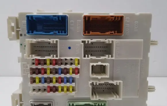 Ford Focus Fuse module AV6T9A340AAA
