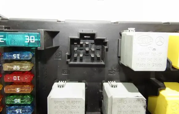 Mercedes-Benz Sprinter W906 Fuse module A9065450401