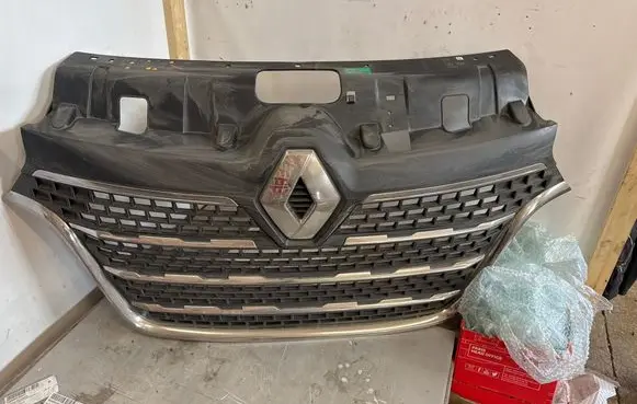 Renault Master III Front bumper upper radiator grill 623109004r