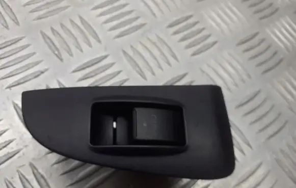 Toyota Avensis T250 Quarter vent window switch 74271-05020