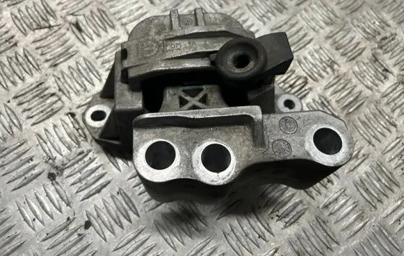 Engine mount bracket