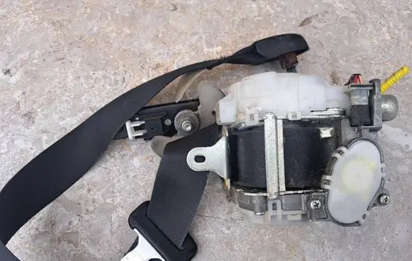 Toyota Avensis T270 Front seatbelt 7J08280310 8237000090
