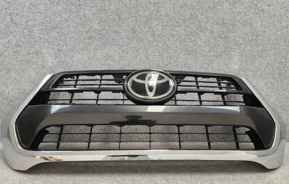 Toyota Hilux VIII Front bumper upper radiator grill 531110KB30SCZ 531110KB30