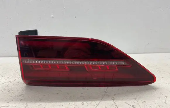 Volkswagen Golf VIII Tailgate rear/tail lights 5H0945308 82000201