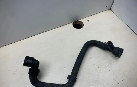 Opel Insignia A Engine coolant pipe/hose 13220143 565563697